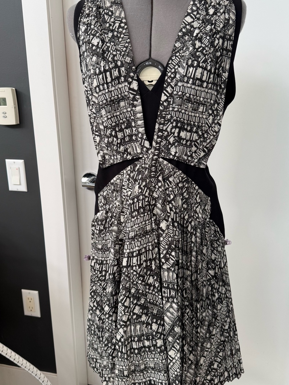 Vanessa Bruno Black and White Printed V-Neck Sleeveless Dress